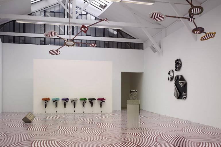 Installazione Jim Lambie nella galleria Patrick Seguin di Parigi